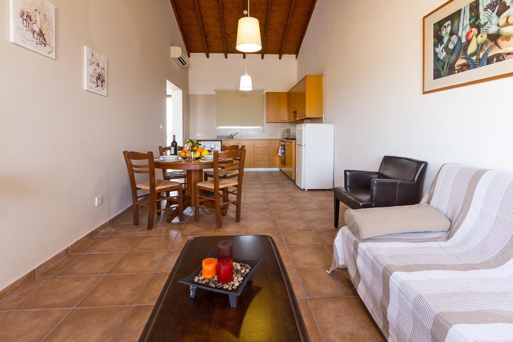 G&E Beach Apartments Polis Екстер'єр фото