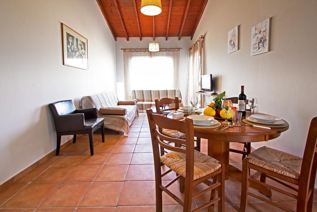 G&E Beach Apartments Polis Екстер'єр фото